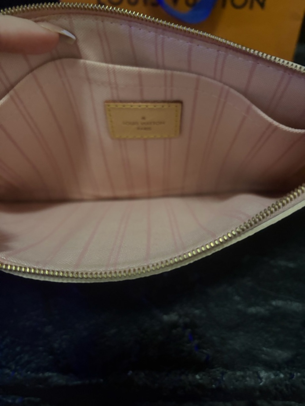 Authentic Louis Vuitton Damier
Azur Neverfull GM NM Rose Ballerina Pouchette - Picture 3 of 10
